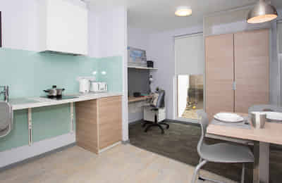 Common Area?w=400&h=260&fit=crop&q=40&auto=format&trim=auto