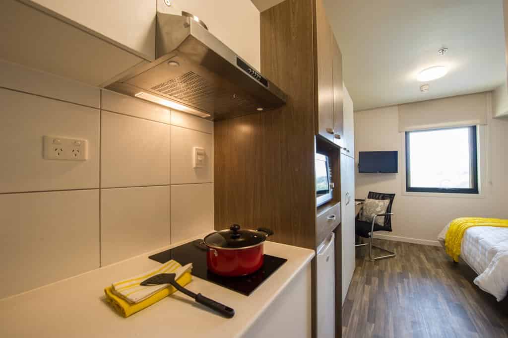 Bedroom?w=400&h=260&fit=crop&q=40&auto=format&trim=auto