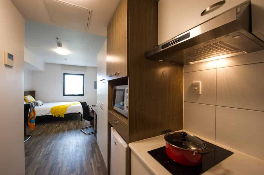 Bedroom?w=400&h=260&fit=crop&q=40&auto=format&trim=auto