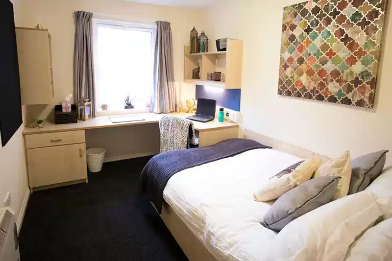 Bedroom?w=400&h=260&fit=crop&q=40&auto=format&trim=auto