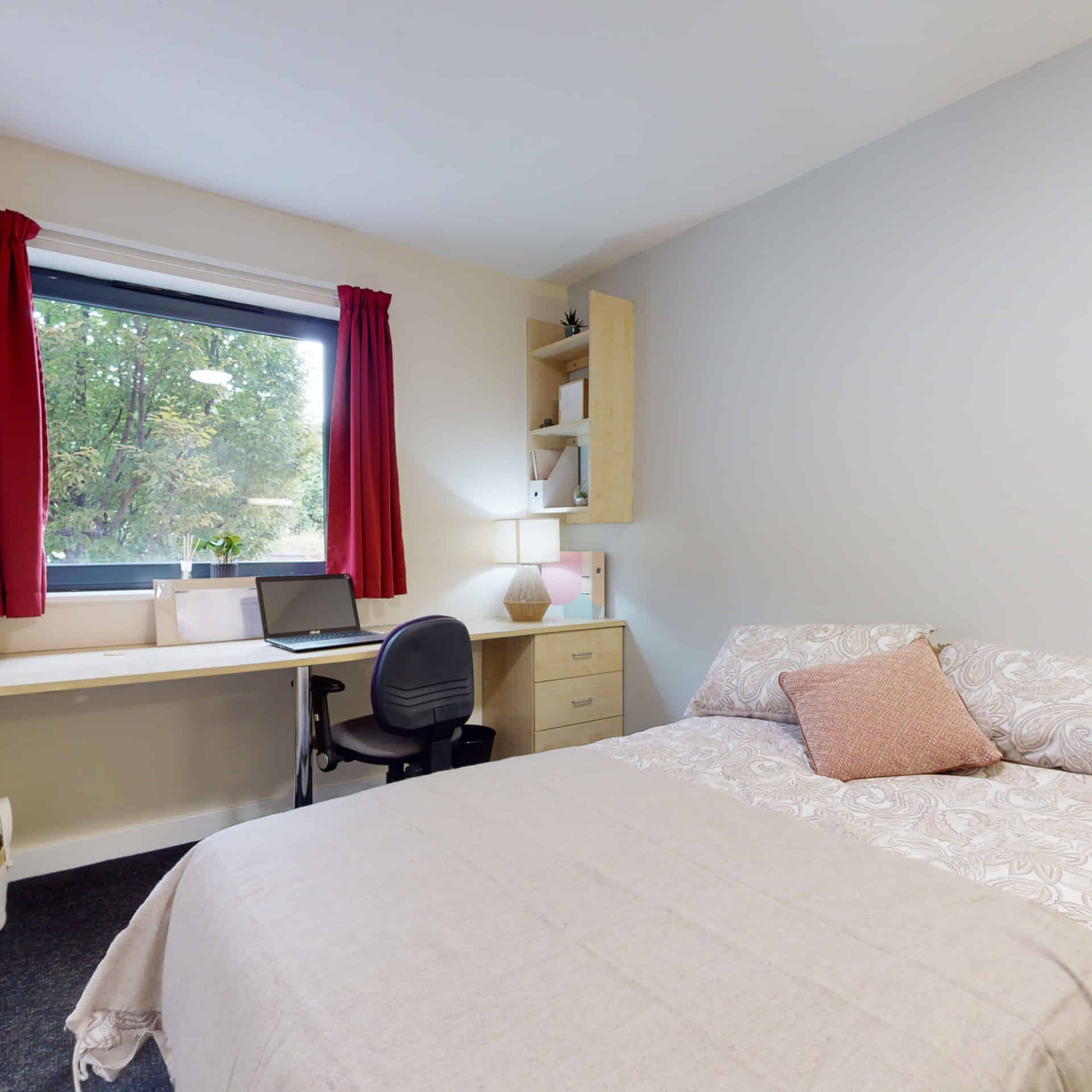 Exterior?w=400&h=260&fit=crop&q=40&auto=format&trim=auto