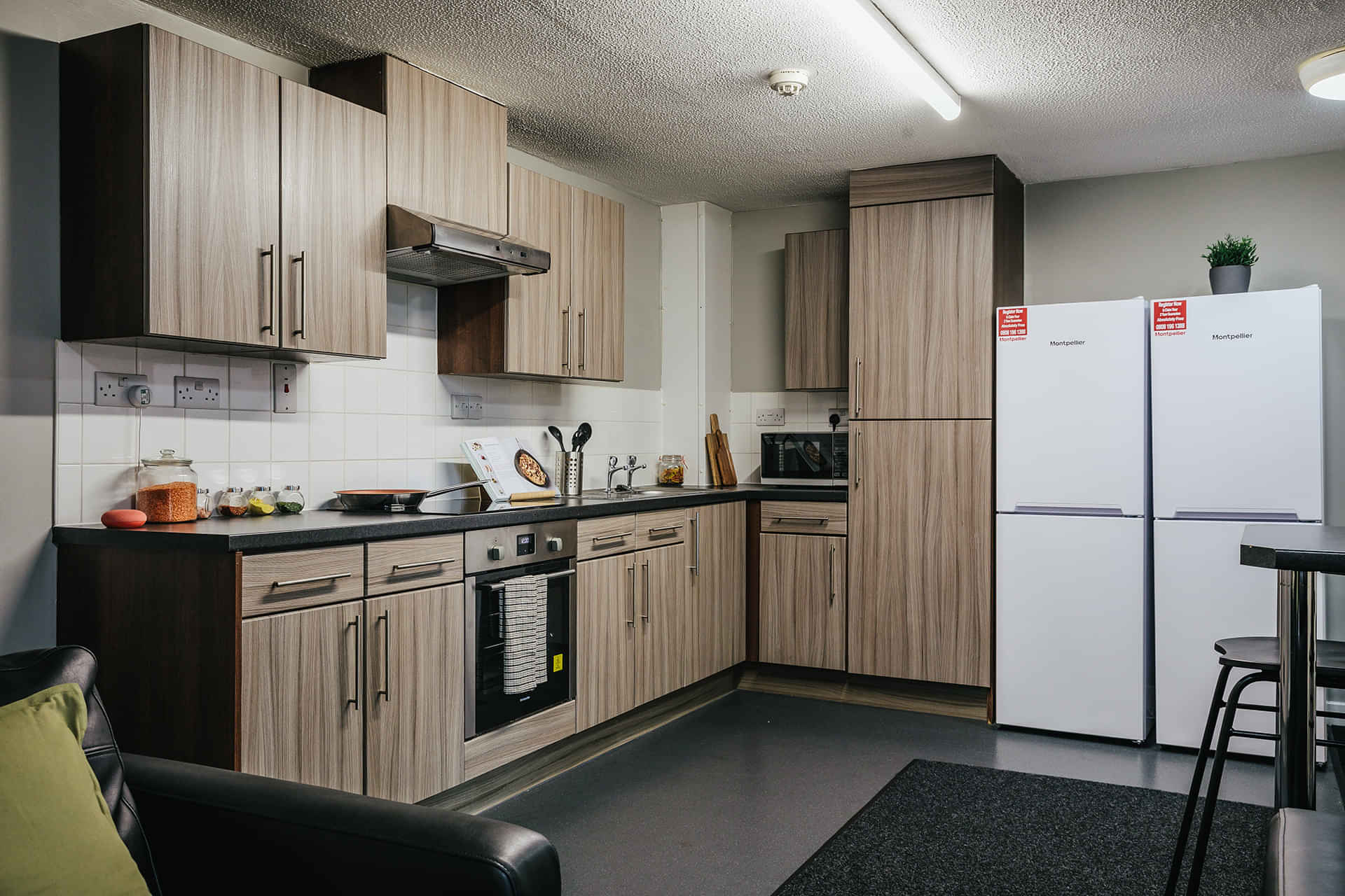 Exterior?w=400&h=260&fit=crop&q=40&auto=format&trim=auto