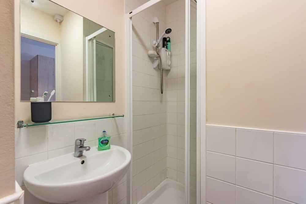 Common Area?w=400&h=260&fit=crop&q=40&auto=format&trim=auto