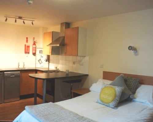 Exterior?w=400&h=260&fit=crop&q=40&auto=format&trim=auto