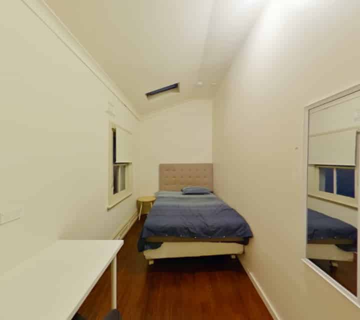 Exterior?w=400&h=260&fit=crop&q=40&auto=format&trim=auto