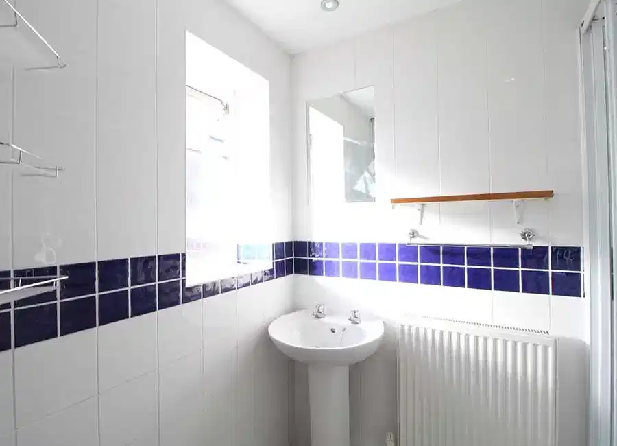 Bedroom?w=400&h=260&fit=crop&q=40&auto=format&trim=auto