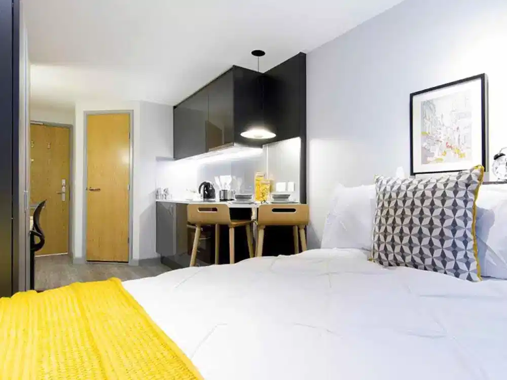 Room?w=400&h=260&fit=crop&q=40&auto=format&trim=auto