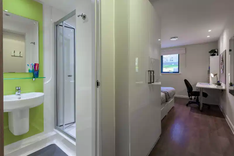 Exterior?w=400&h=260&fit=crop&q=40&auto=format&trim=auto