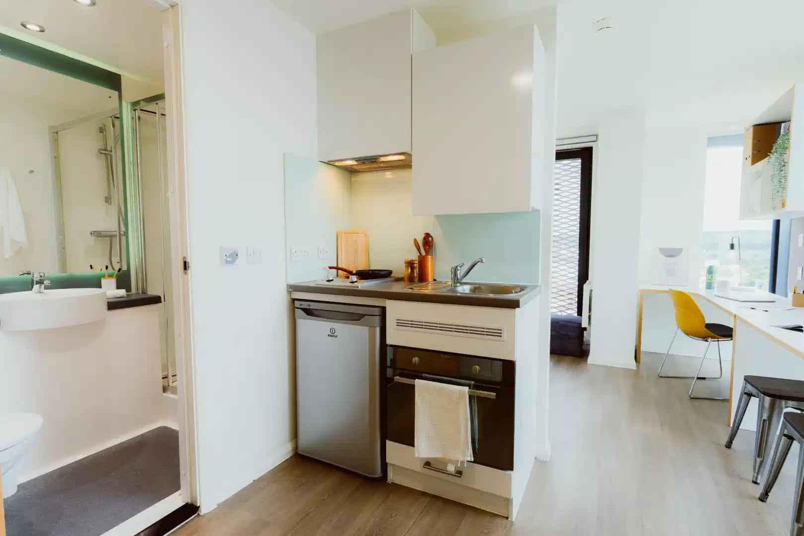 Common Area?w=400&h=260&fit=crop&q=40&auto=format&trim=auto