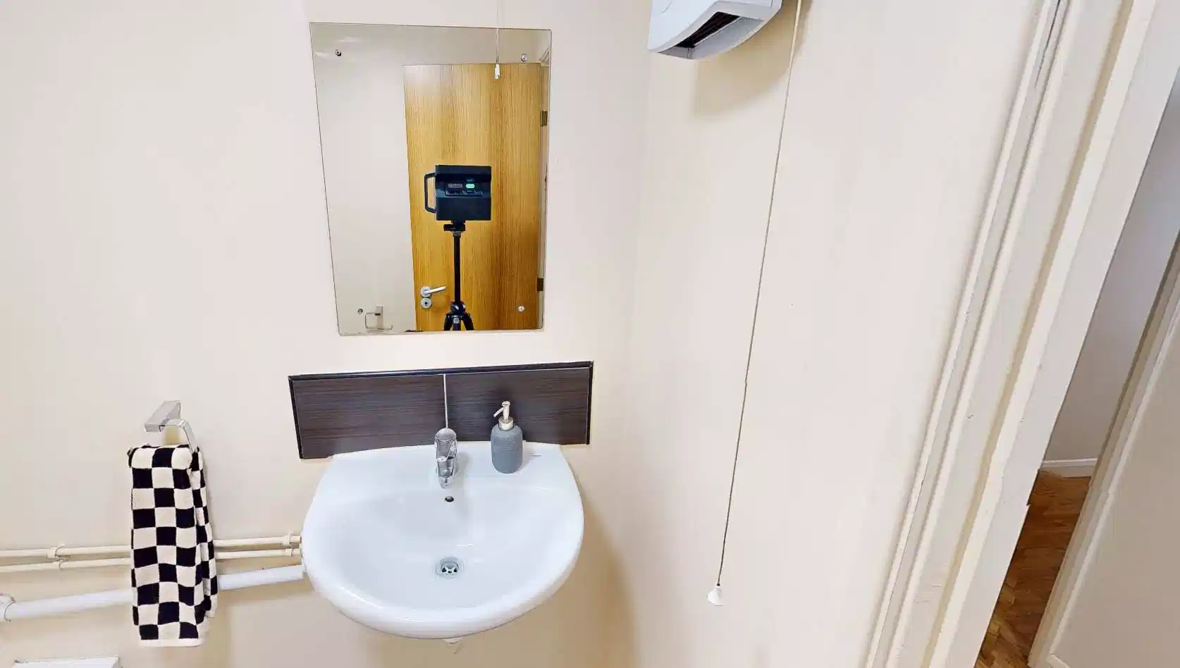 Exterior?w=400&h=260&fit=crop&q=40&auto=format&trim=auto