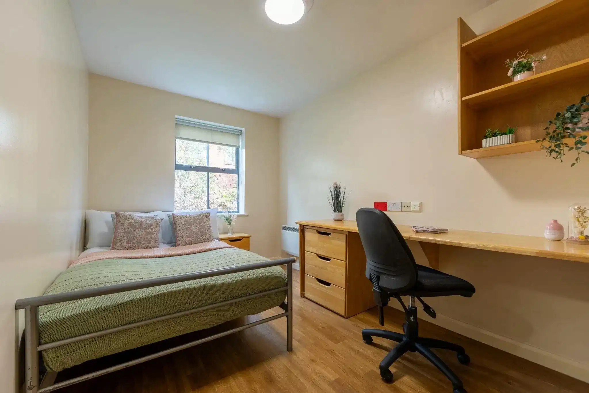 Common Area?w=400&h=260&fit=crop&q=40&auto=format&trim=auto