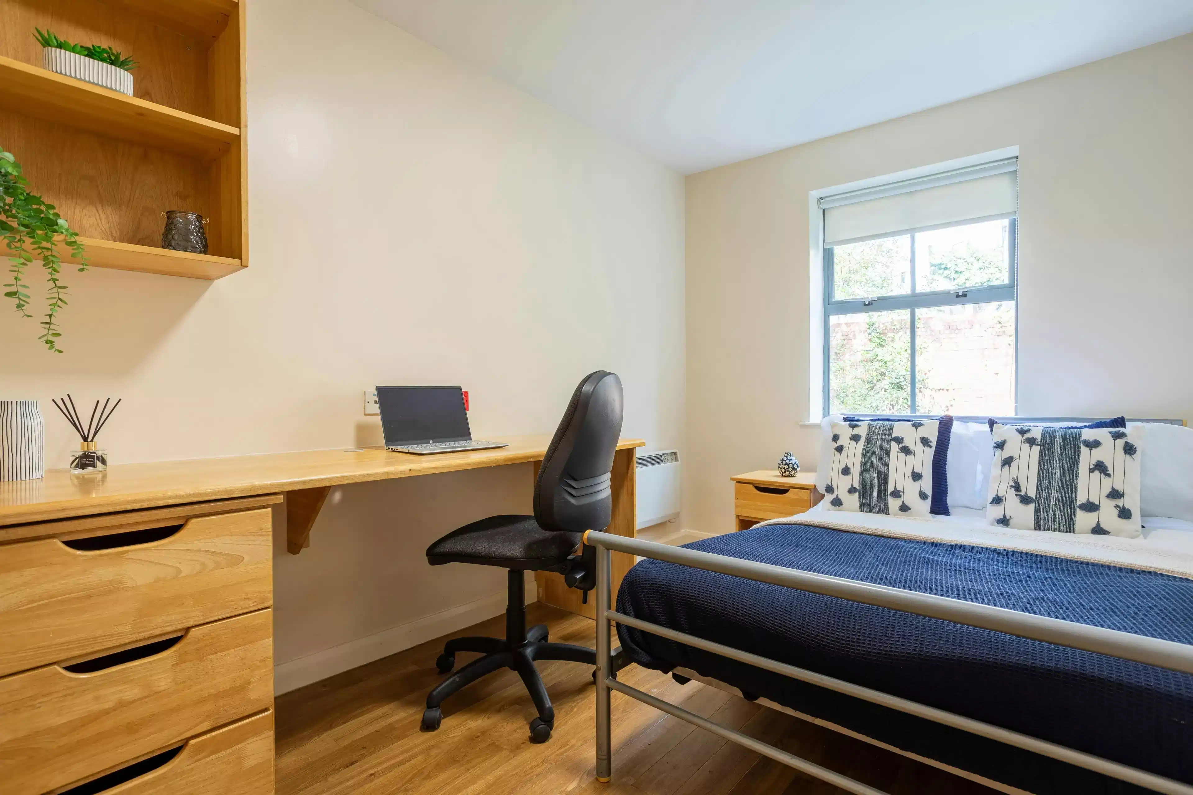 Common Area?w=400&h=260&fit=crop&q=40&auto=format&trim=auto