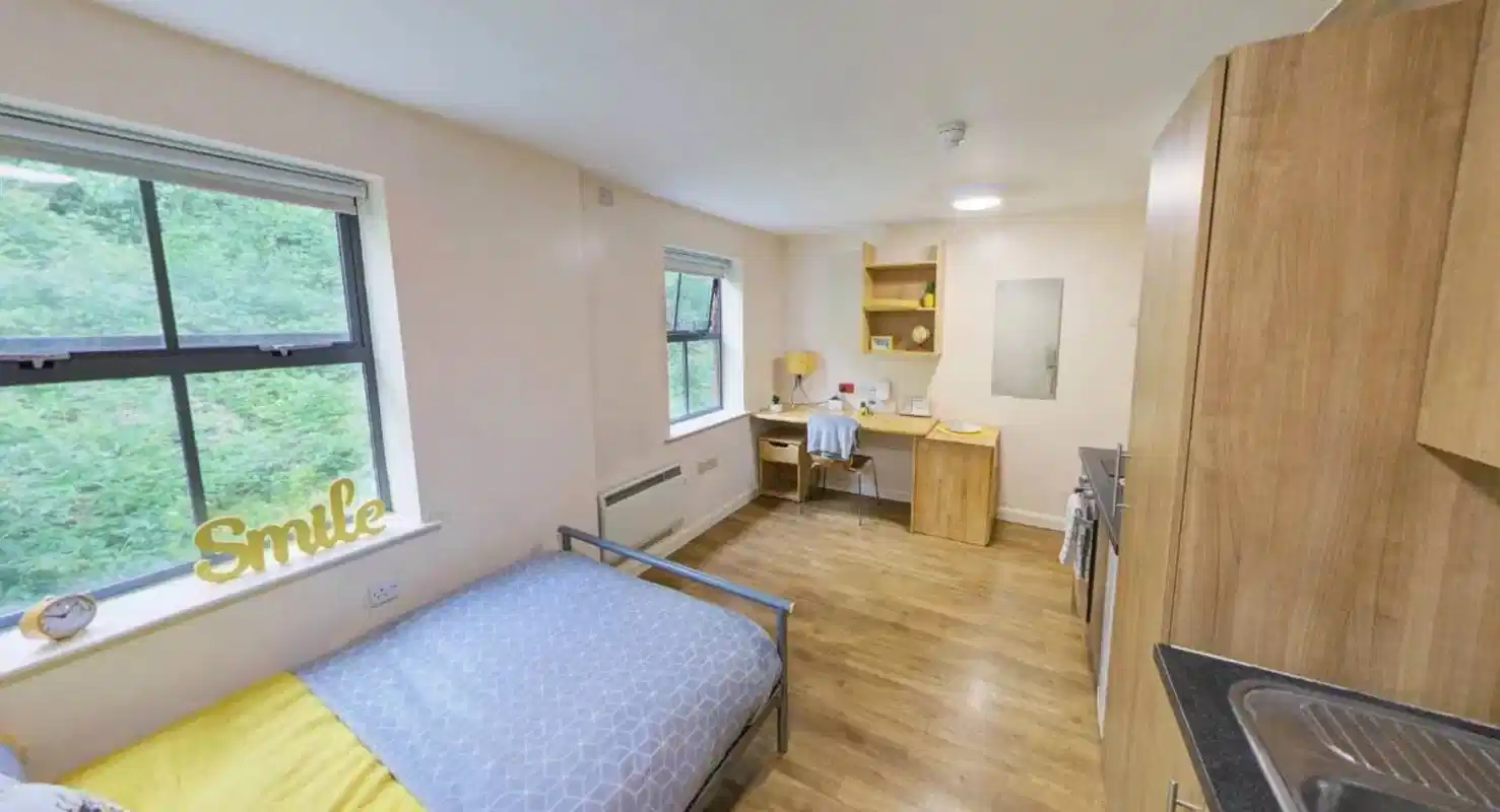 Common Area?w=400&h=260&fit=crop&q=40&auto=format&trim=auto