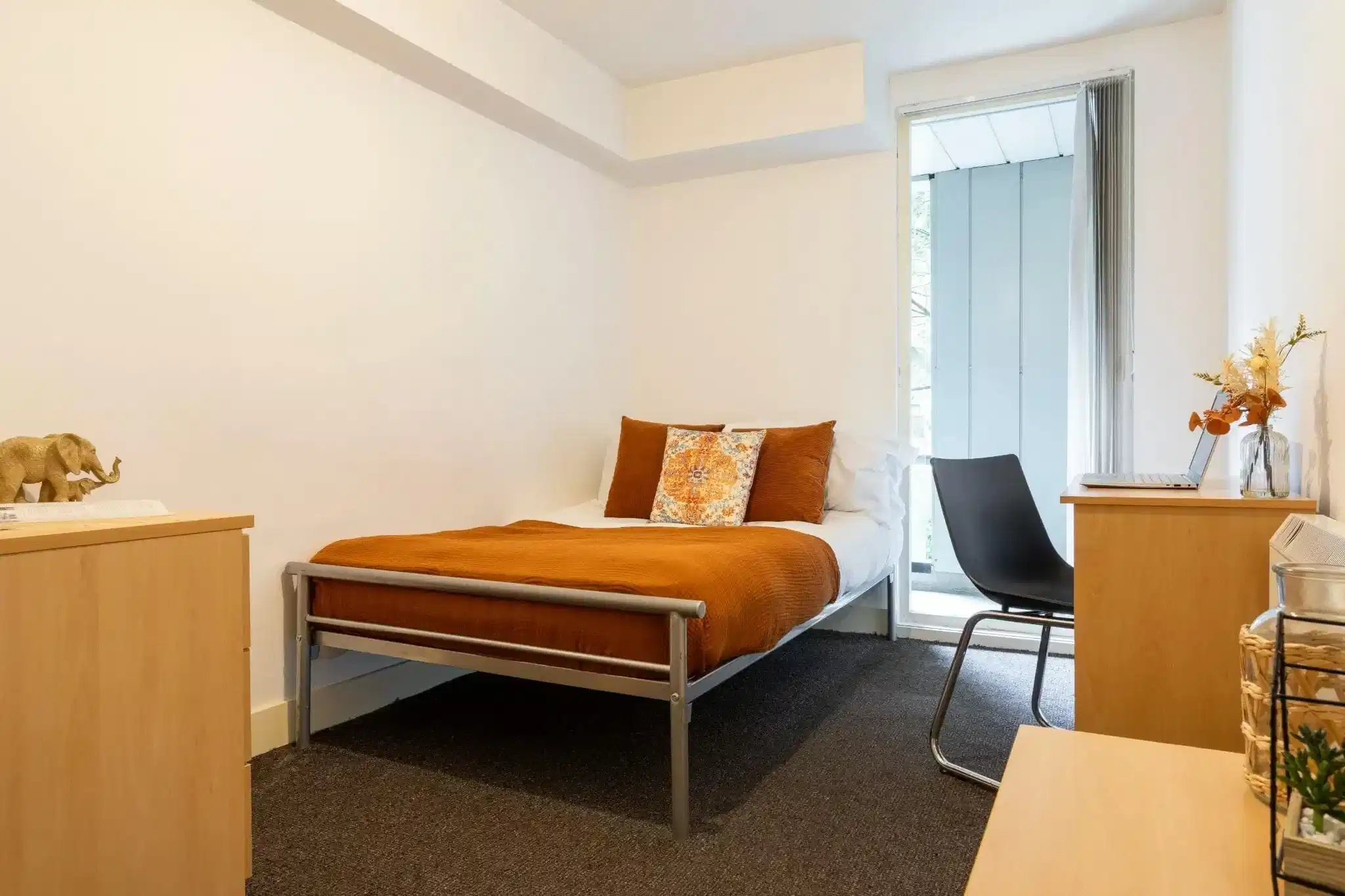 Amenities?w=400&h=260&fit=crop&q=40&auto=format&trim=auto