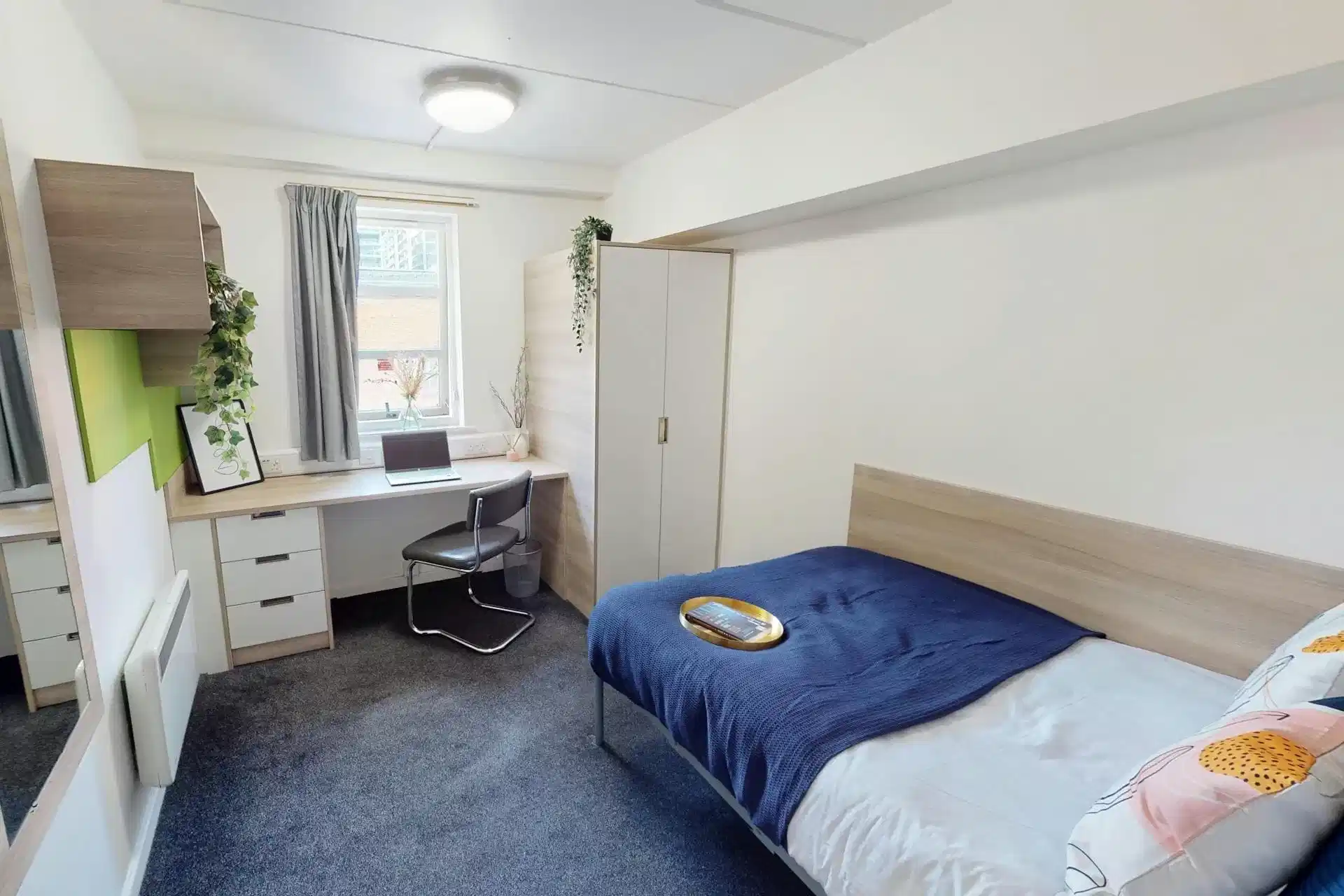 Exterior?w=400&h=260&fit=crop&q=40&auto=format&trim=auto