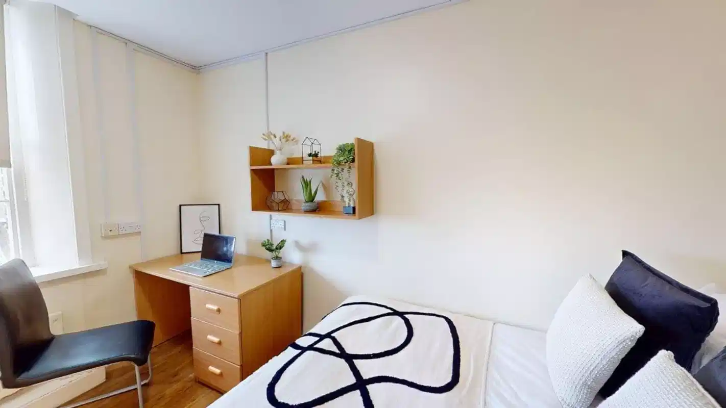 Exterior?w=400&h=260&fit=crop&q=40&auto=format&trim=auto