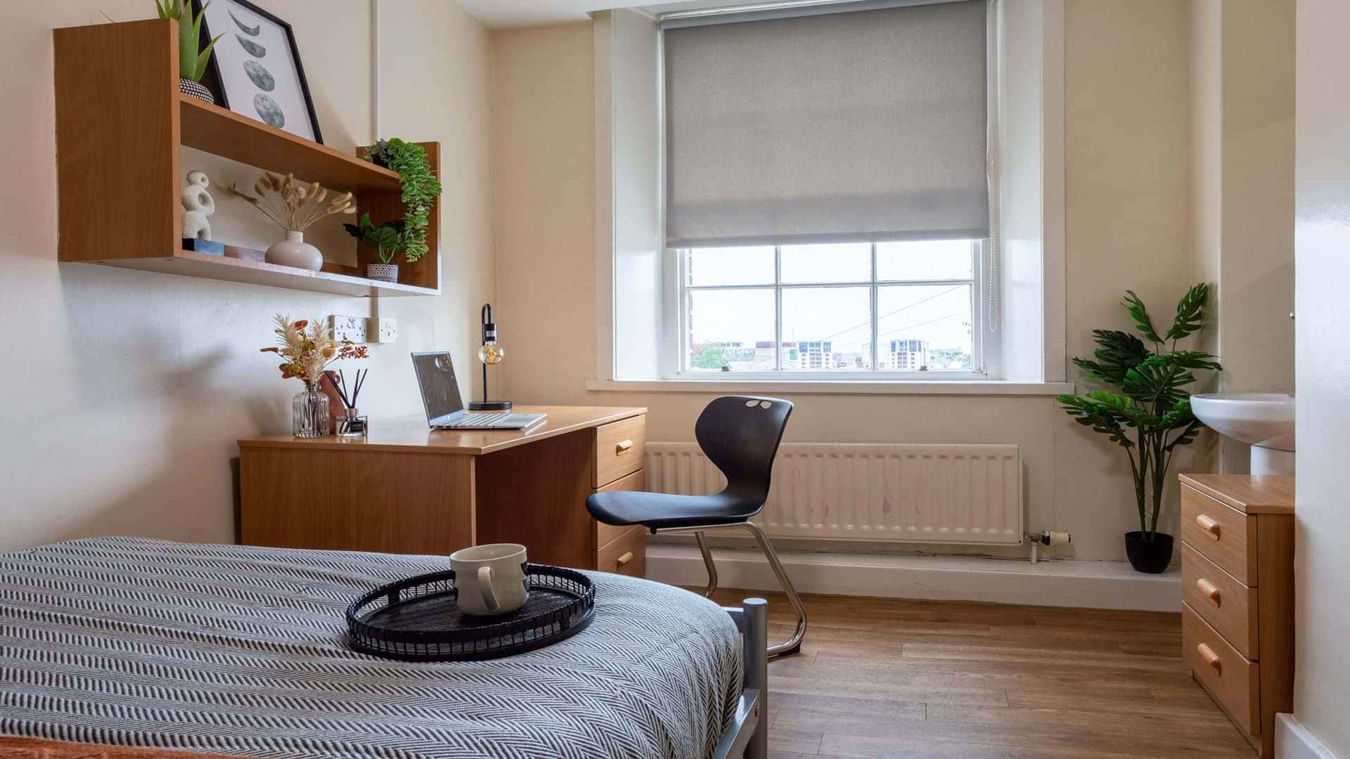 Exterior?w=400&h=260&fit=crop&q=40&auto=format&trim=auto