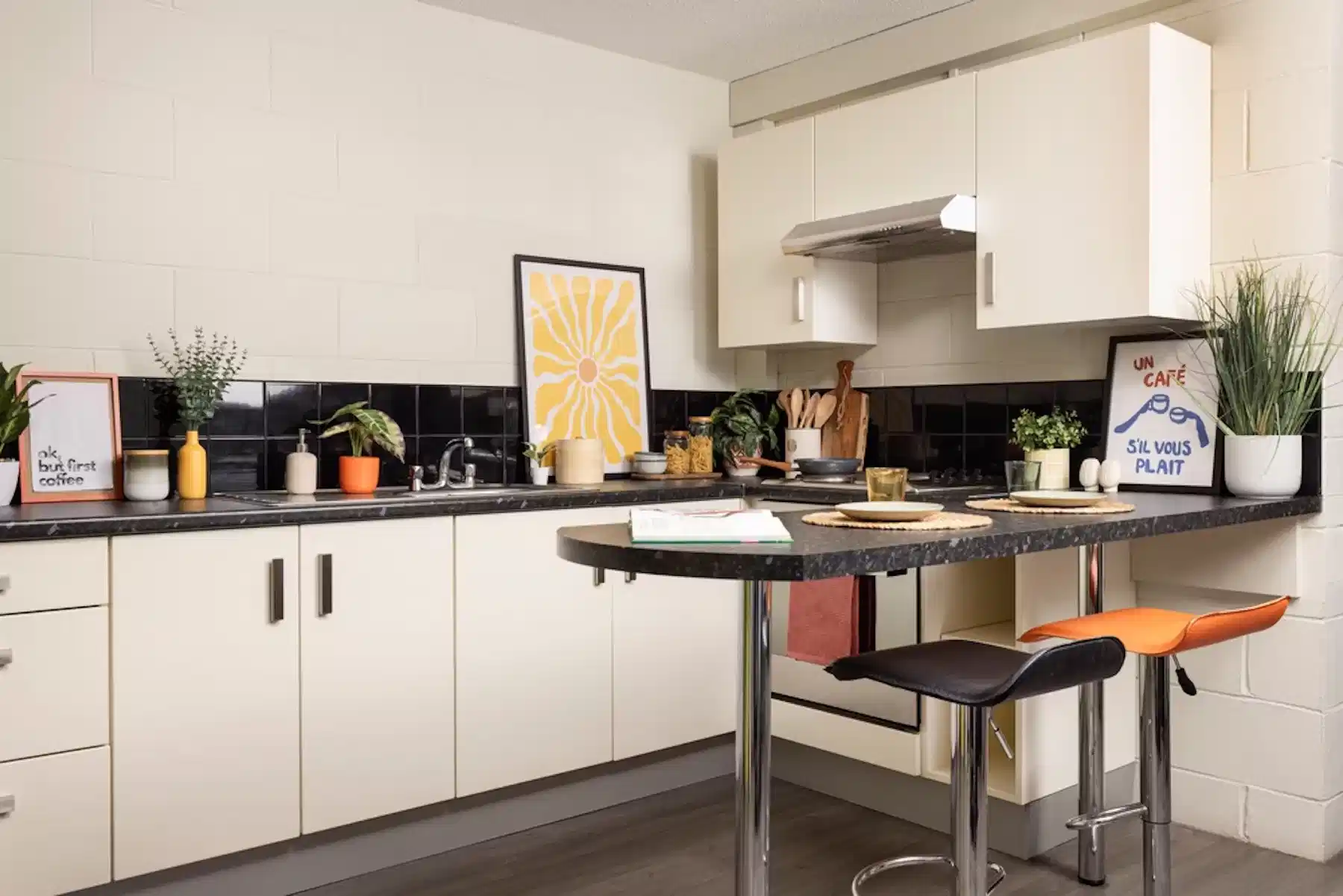 Amenities?w=400&h=260&fit=crop&q=40&auto=format&trim=auto