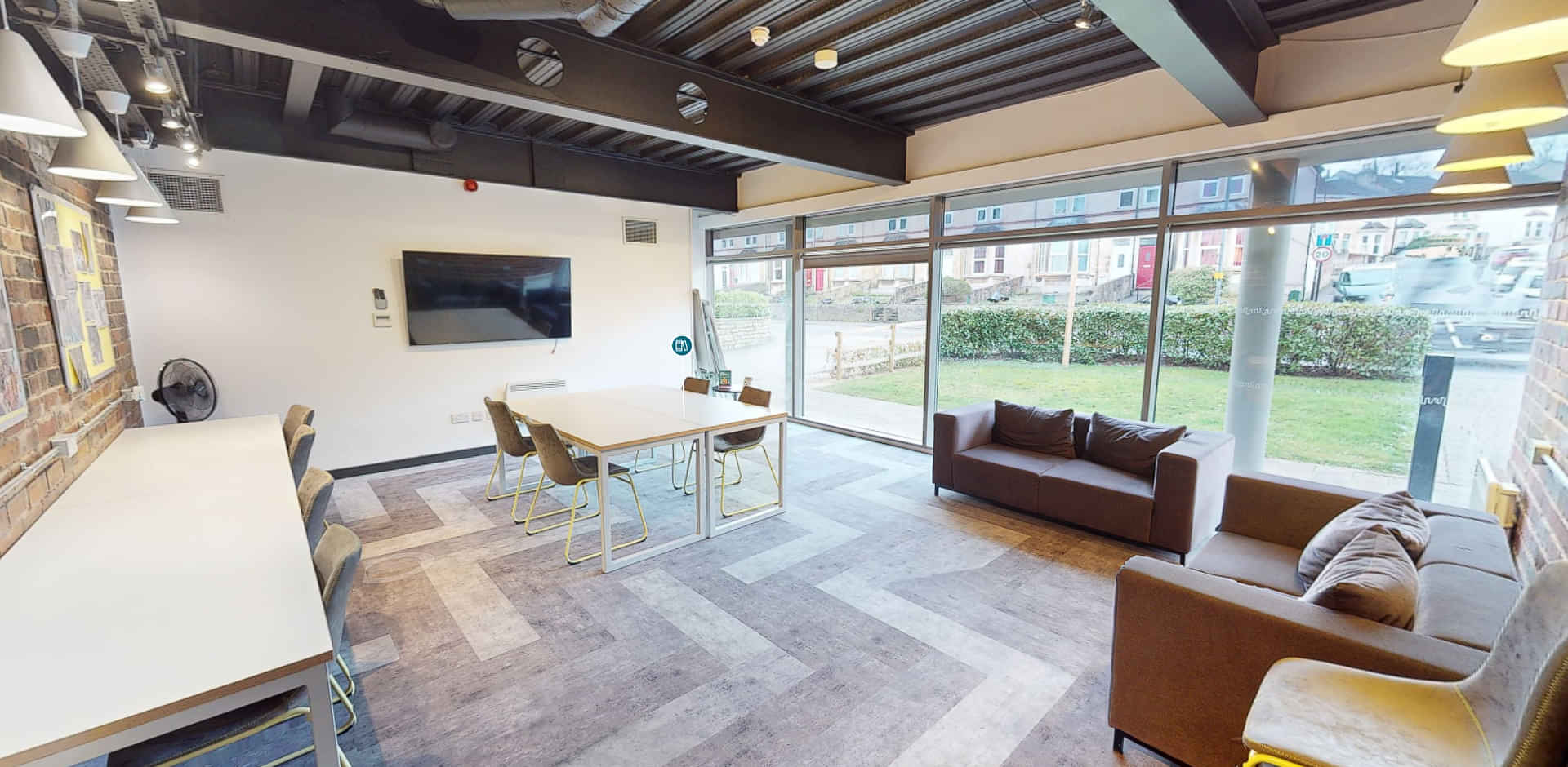 Amenities?w=400&h=260&fit=crop&q=40&auto=format&trim=auto