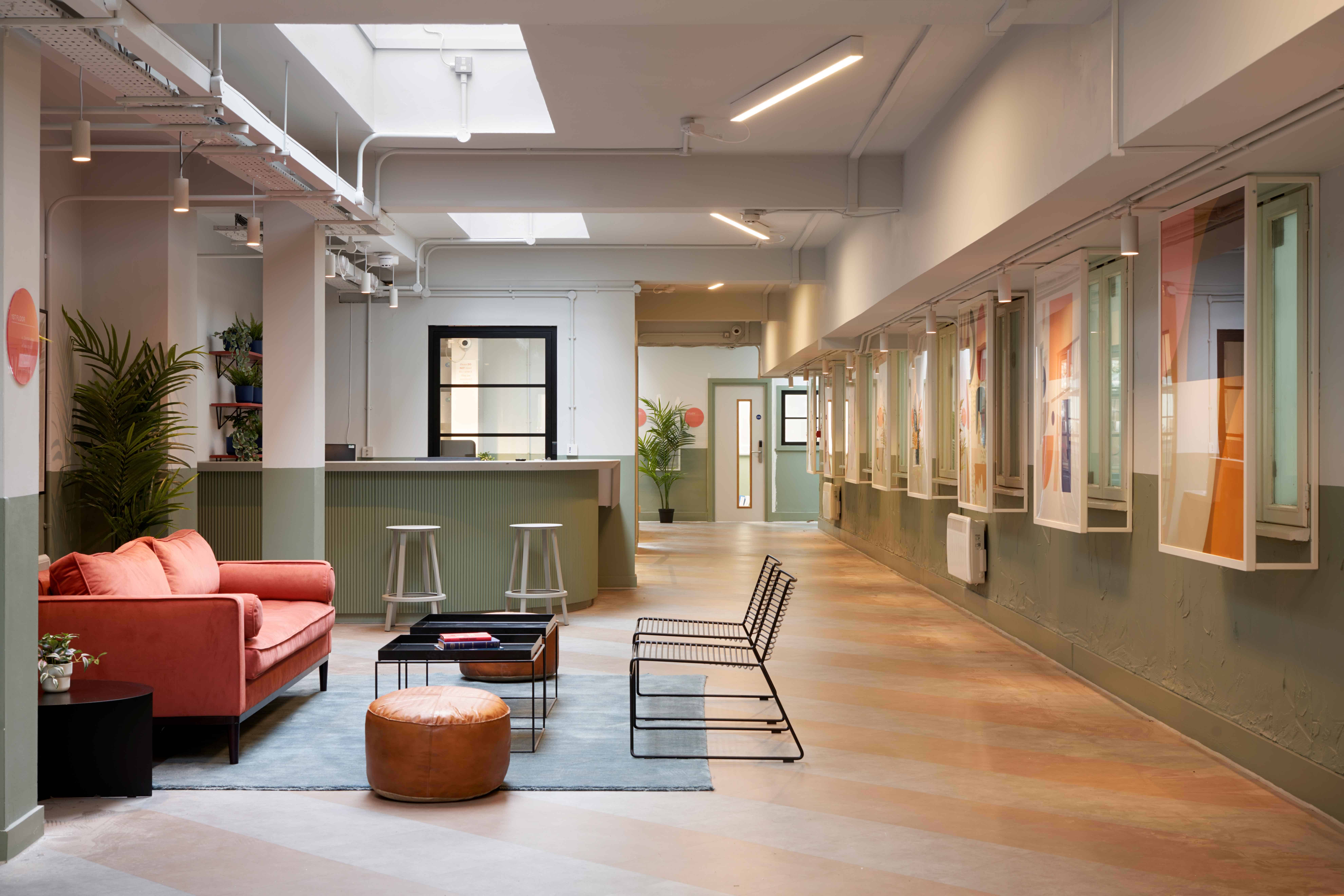Common Area?w=400&h=260&fit=crop&q=40&auto=format&trim=auto