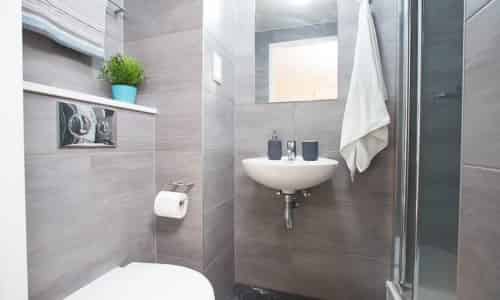 Edge Apartments, Leicester - Leicester, England, United Kingdom - Bathroom