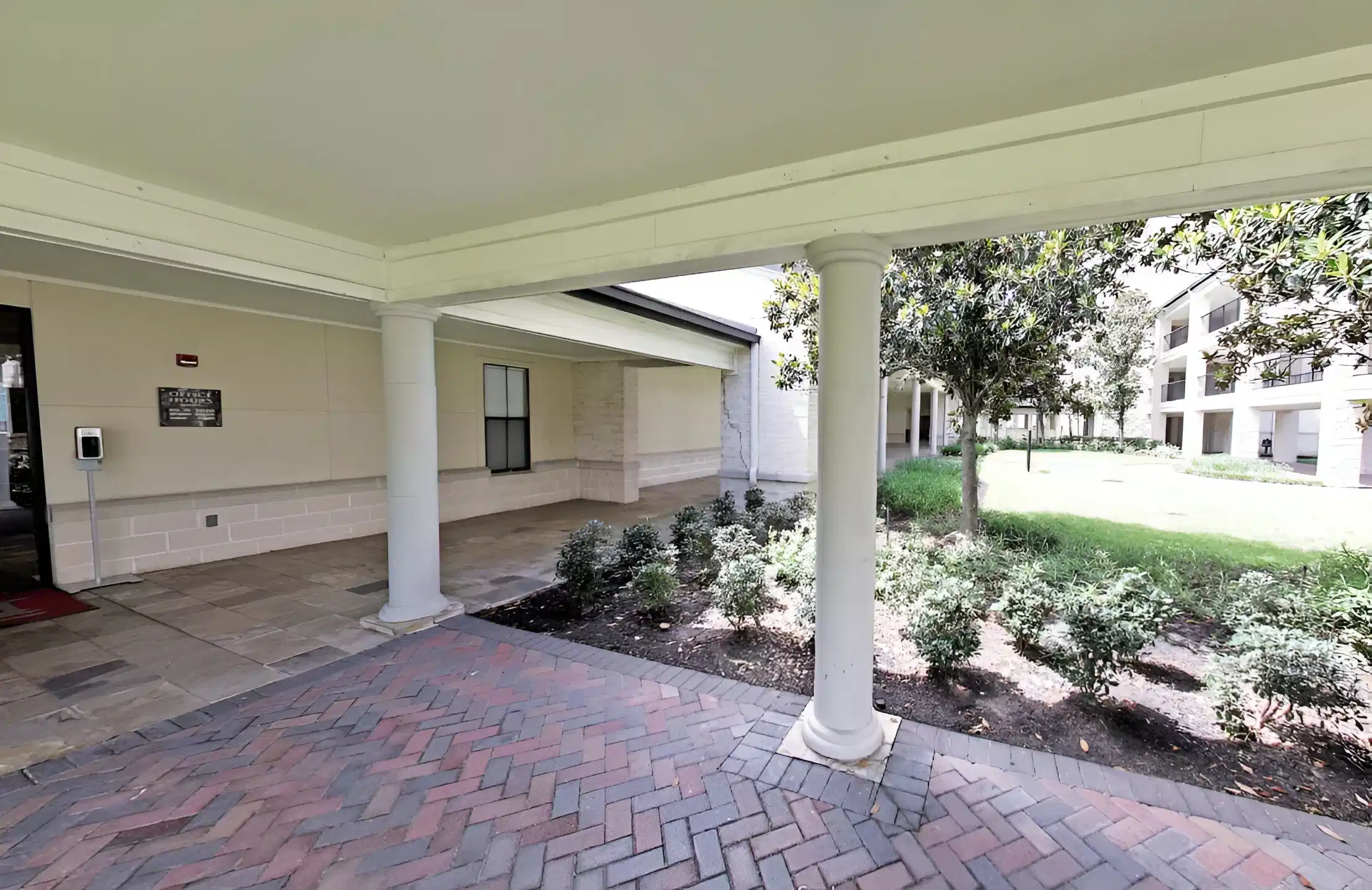 Common Area?w=400&h=260&fit=crop&q=40&auto=format&trim=auto