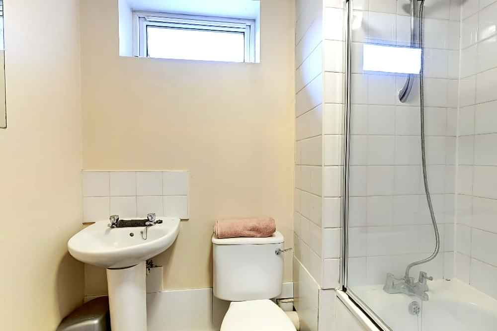 Cambridge House, Manchester - Manchester, England, United Kingdom - Cambridge-House-Bathroom