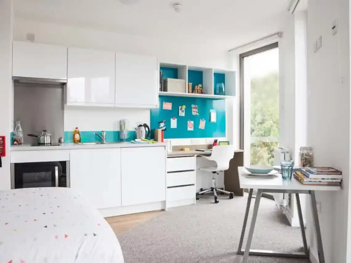 Exterior?w=400&h=260&fit=crop&q=40&auto=format&trim=auto