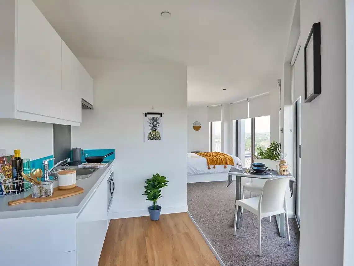 Exterior?w=400&h=260&fit=crop&q=40&auto=format&trim=auto