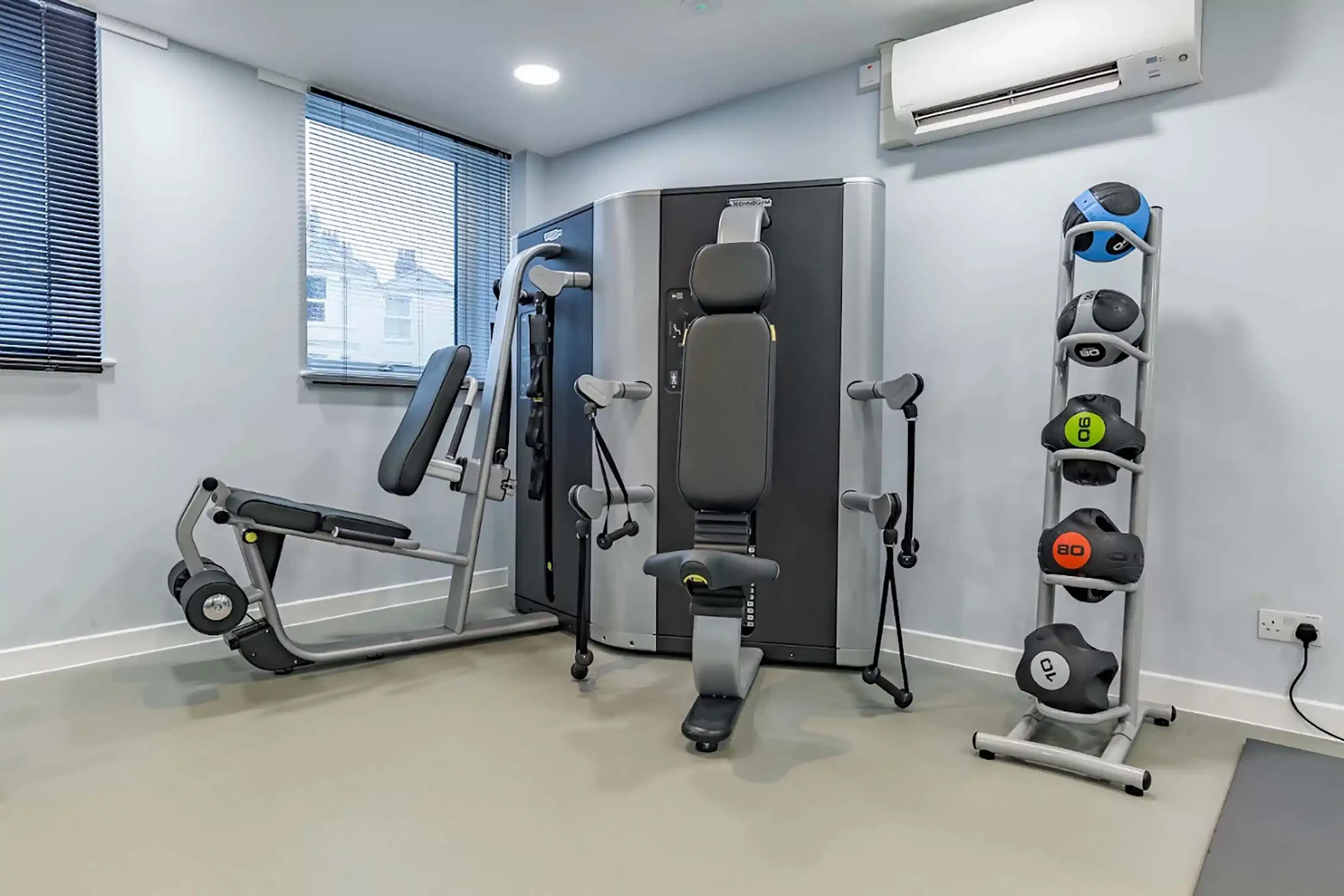 Amenities?w=400&h=260&fit=crop&q=40&auto=format&trim=auto