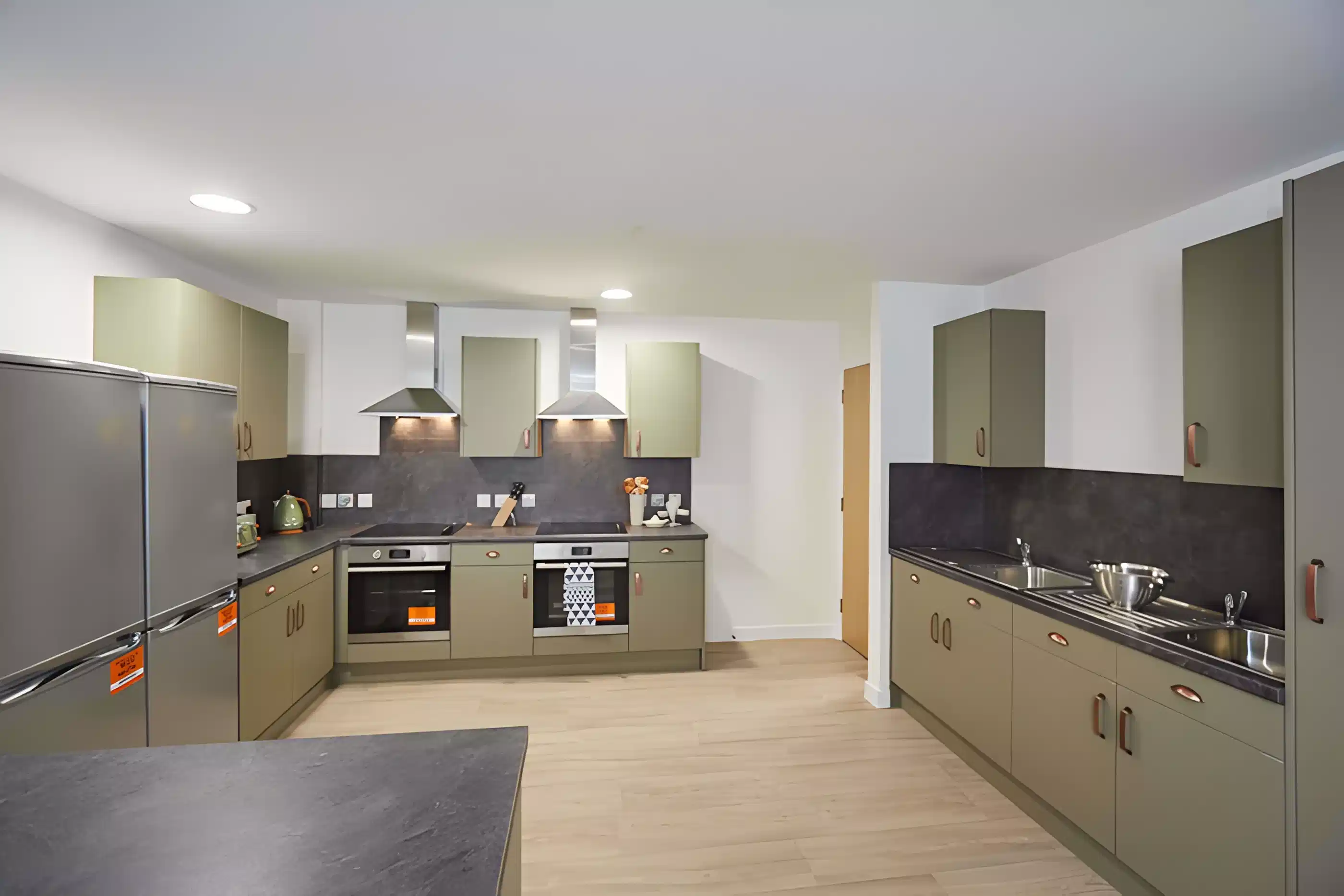 Common Area?w=400&h=260&fit=crop&q=40&auto=format&trim=auto