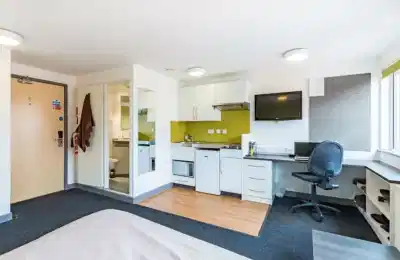 Bedroom?w=400&h=260&fit=crop&q=40&auto=format&trim=auto