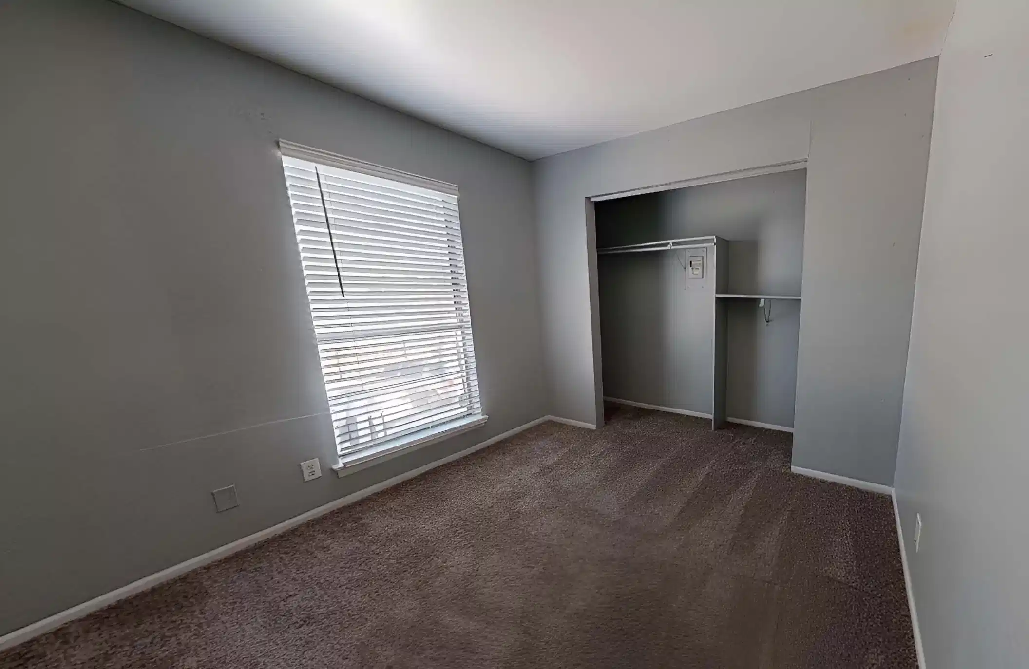 Exterior?w=400&h=260&fit=crop&q=40&auto=format&trim=auto