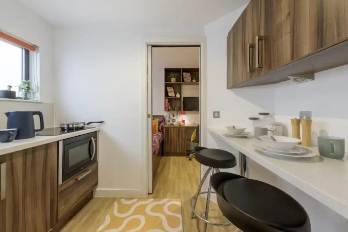 Common Area?w=400&h=260&fit=crop&q=40&auto=format&trim=auto