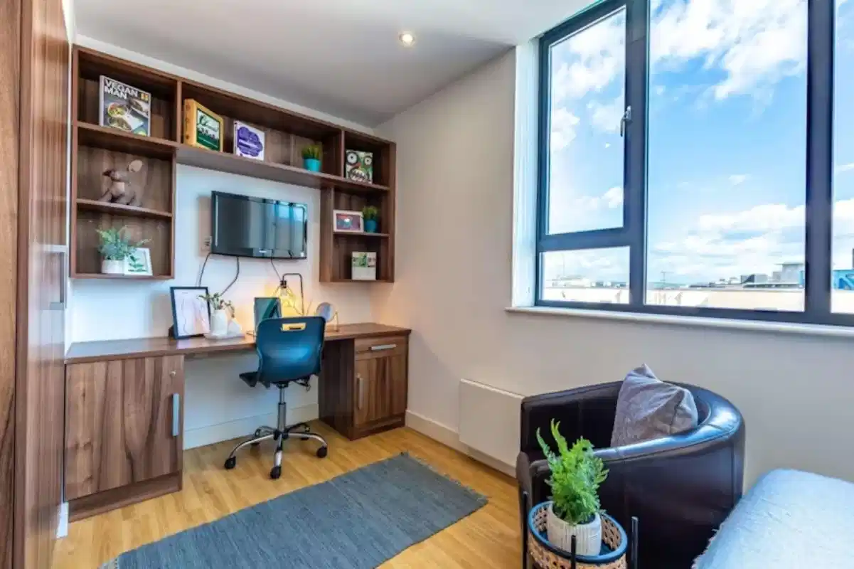 Common Area?w=400&h=260&fit=crop&q=40&auto=format&trim=auto