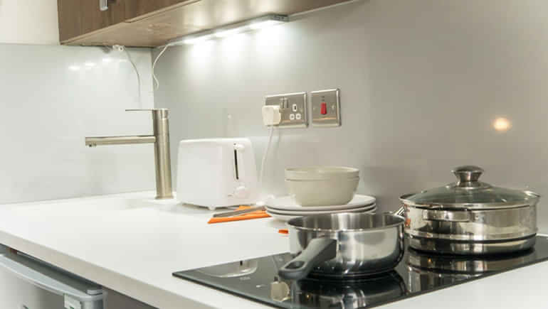 Deluxe Studio - Bedroom?w=400&h=260&fit=crop&q=40&auto=format&trim=auto