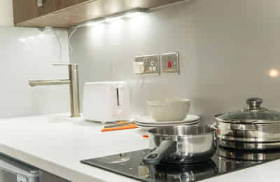 Deluxe Studio - Bedroom?w=400&h=260&fit=crop&q=40&auto=format&trim=auto