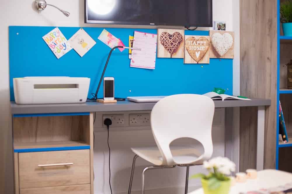 Exterior?w=400&h=260&fit=crop&q=40&auto=format&trim=auto