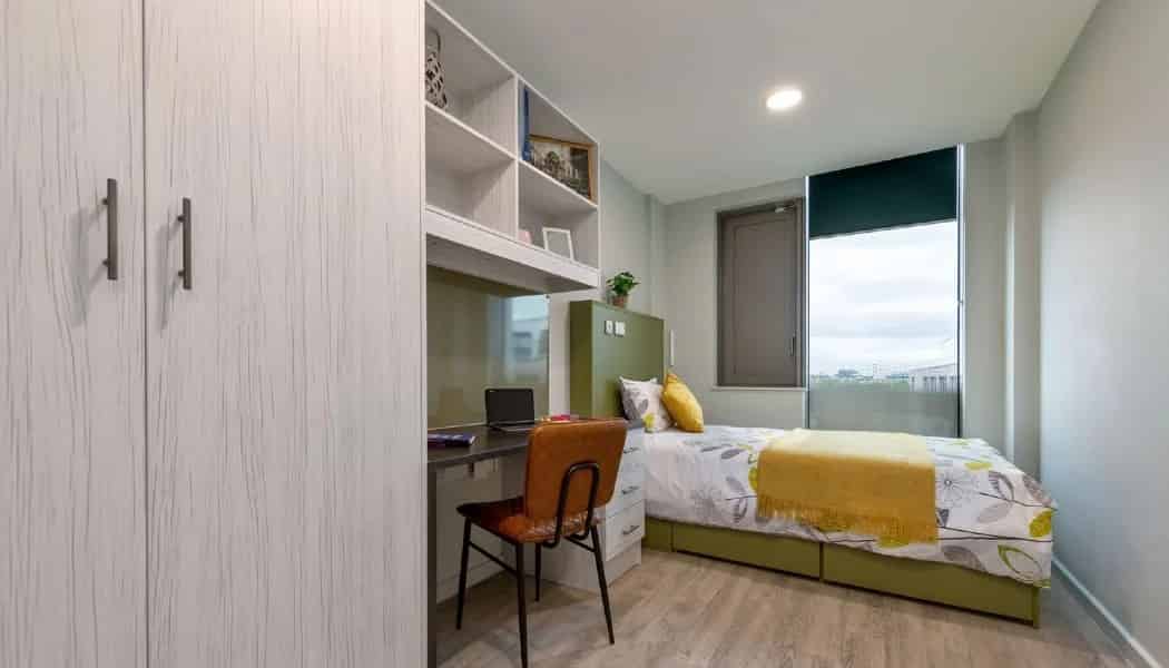 Common Area?w=400&h=260&fit=crop&q=40&auto=format&trim=auto