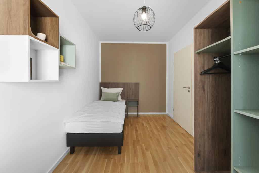 Exterior?w=400&h=260&fit=crop&q=40&auto=format&trim=auto