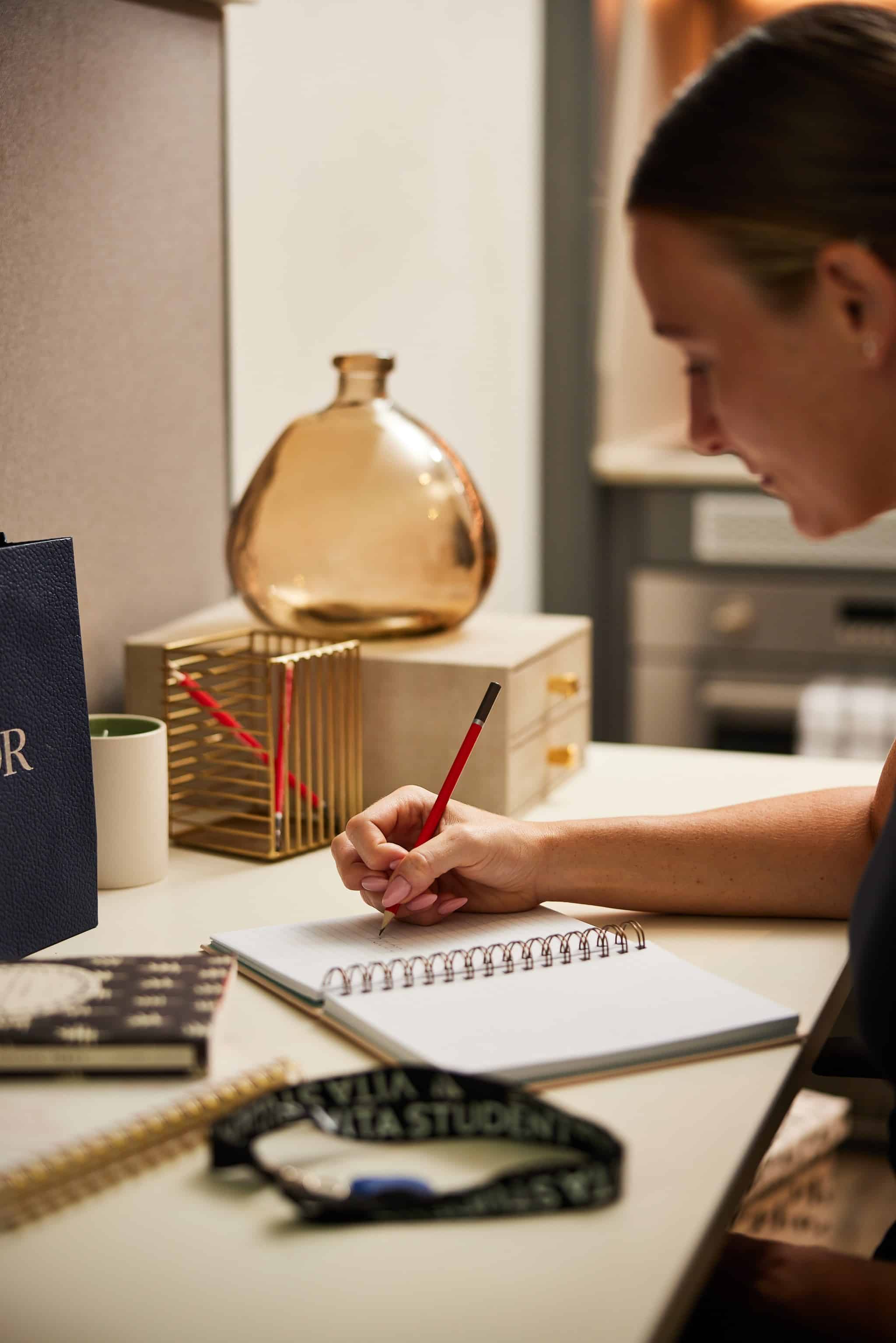 Common Area?w=400&h=260&fit=crop&q=40&auto=format&trim=auto