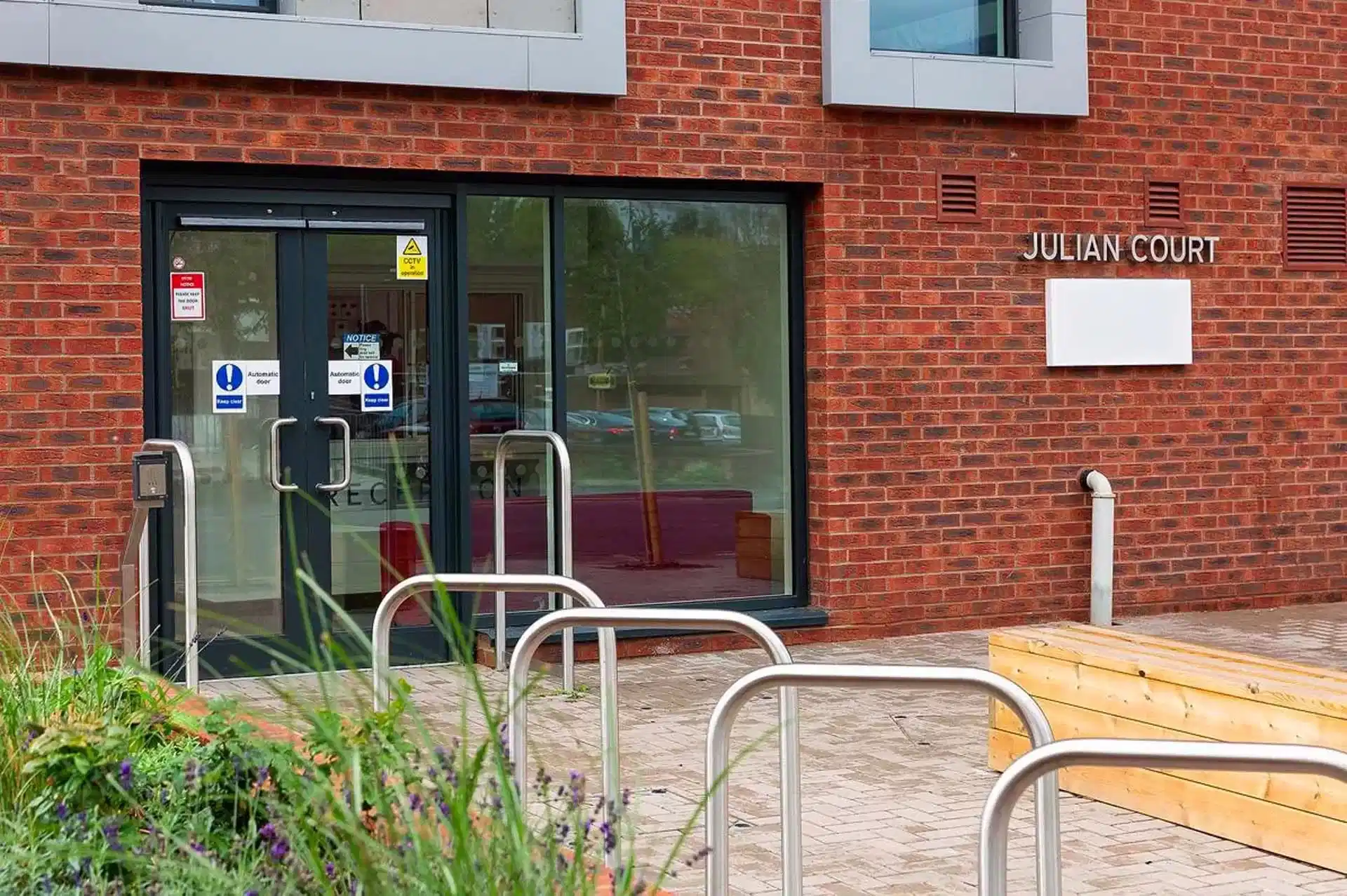 Bedroom?w=400&h=260&fit=crop&q=40&auto=format&trim=auto