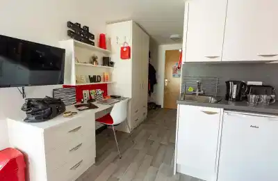Bedroom?w=400&h=260&fit=crop&q=40&auto=format&trim=auto