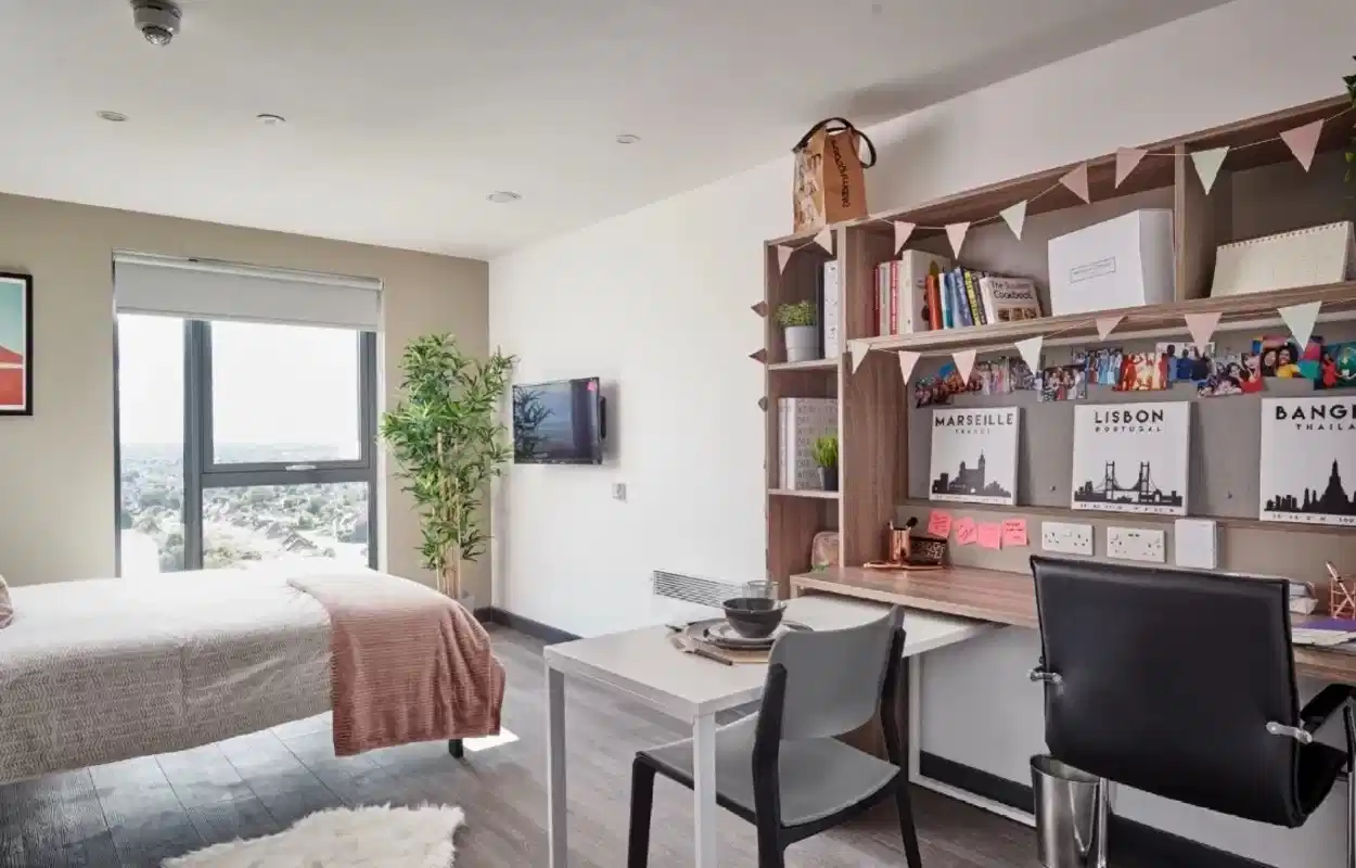 Bedroom?w=400&h=260&fit=crop&q=40&auto=format&trim=auto