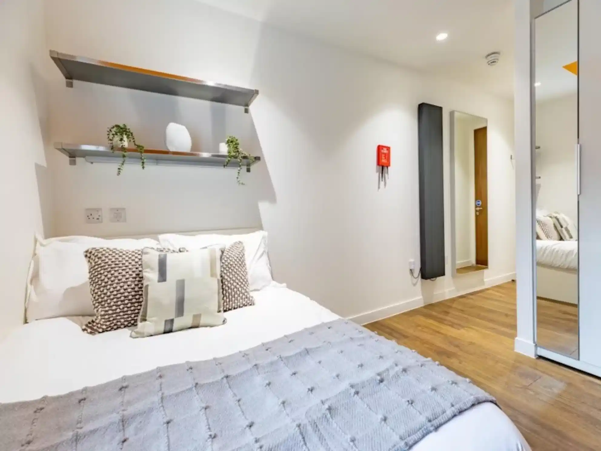 Common Area?w=400&h=260&fit=crop&q=40&auto=format&trim=auto