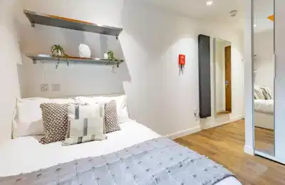 Amenities?w=400&h=260&fit=crop&q=40&auto=format&trim=auto