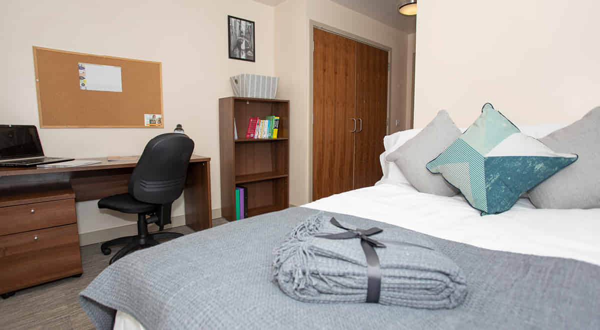 Bedroom?w=400&h=260&fit=crop&q=40&auto=format&trim=auto