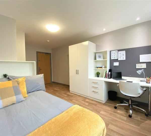 Common Area?w=400&h=260&fit=crop&q=40&auto=format&trim=auto