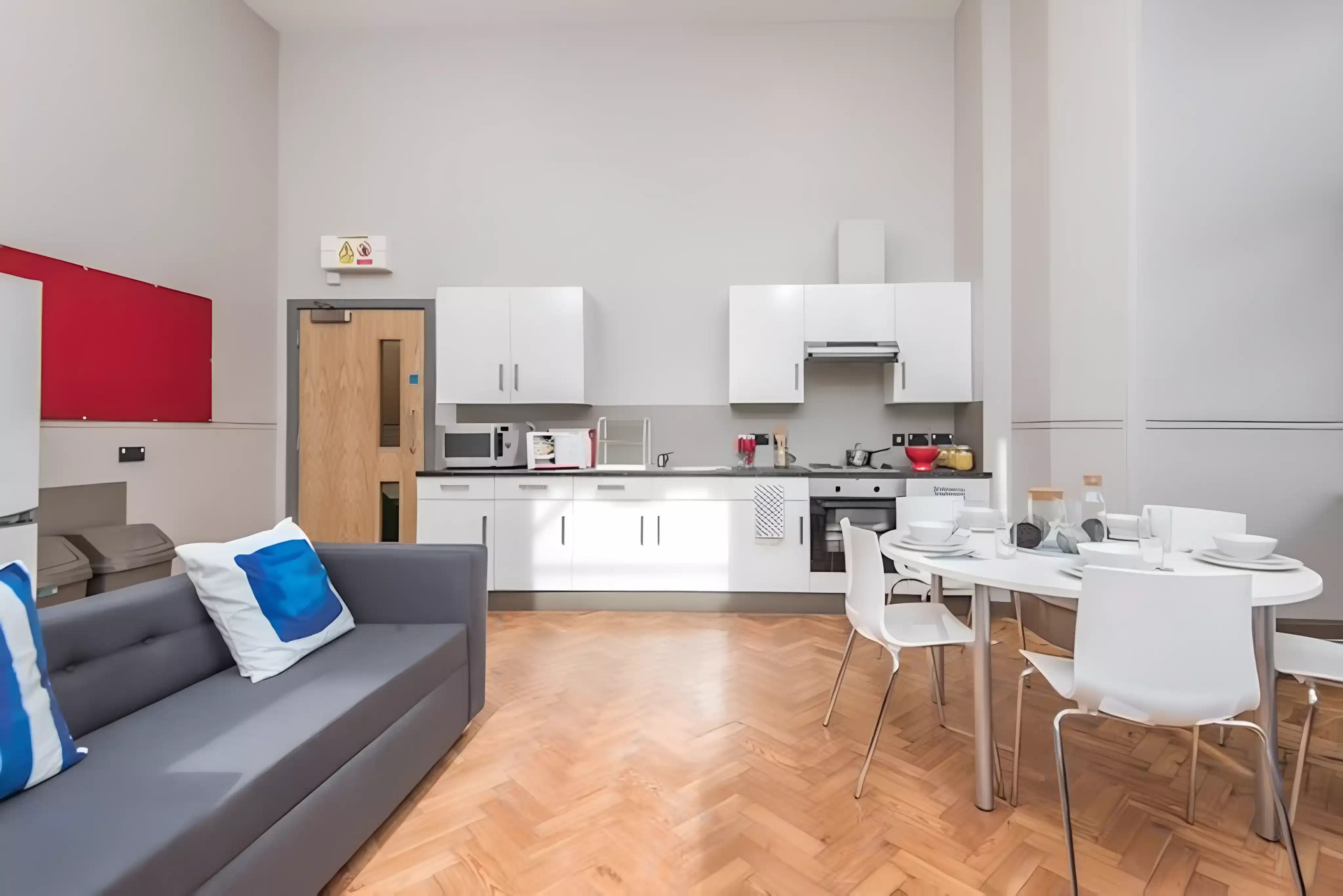 Common Area?w=400&h=260&fit=crop&q=40&auto=format&trim=auto