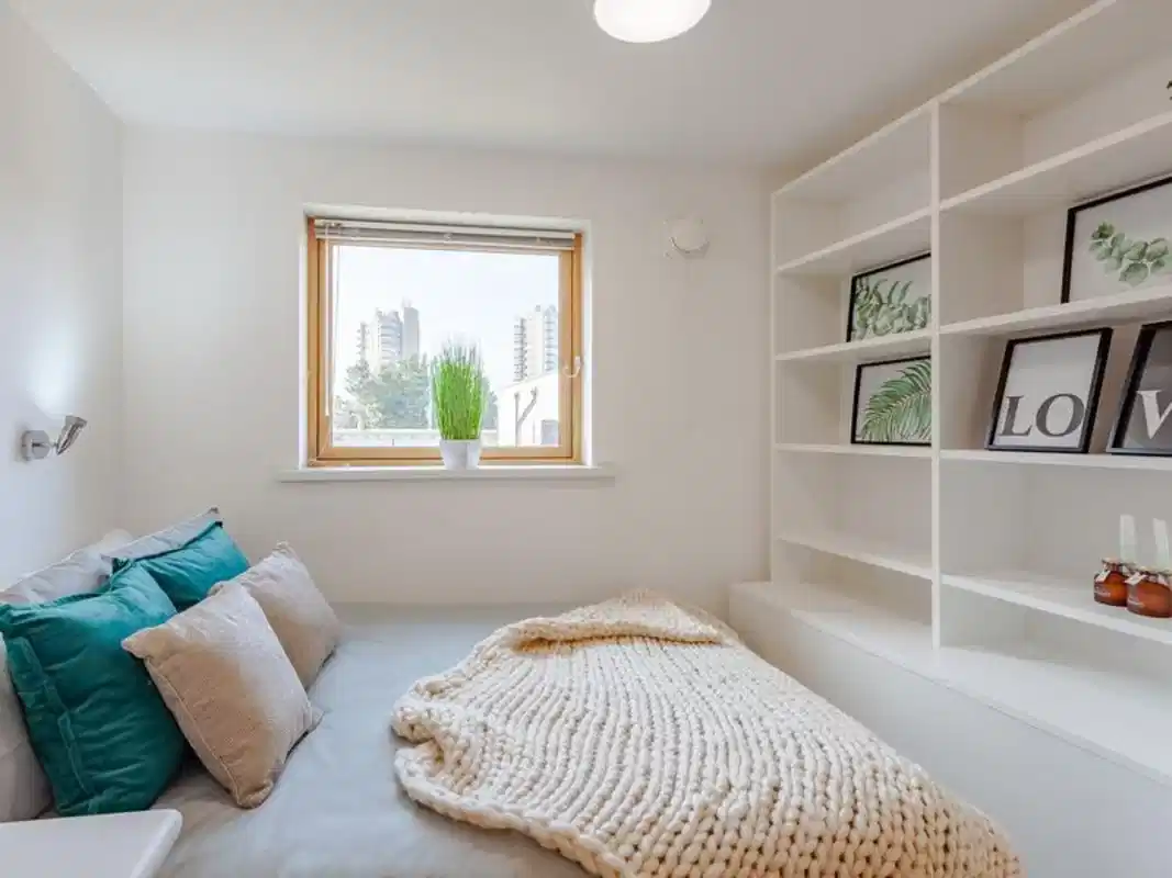 Exterior?w=400&h=260&fit=crop&q=40&auto=format&trim=auto